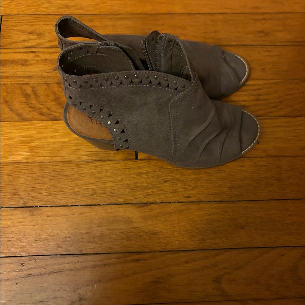 Sonoma Women's Mushroom Color Studded Heels